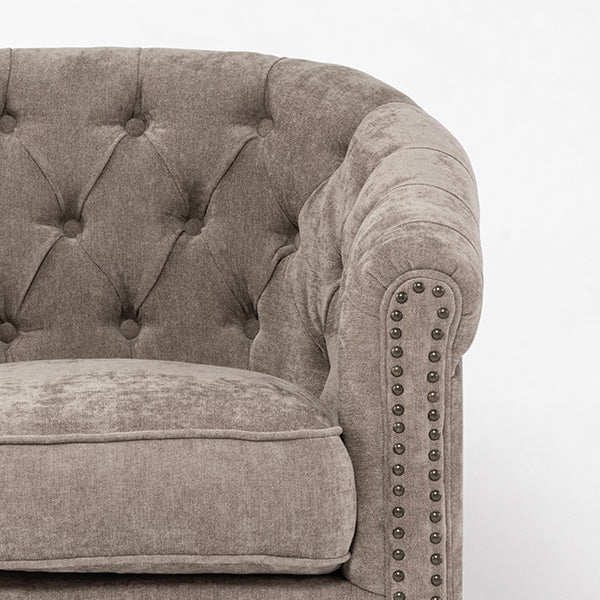 ライトグレーファブリックコンパクトチェスターフィールドラウンジ2シーターソファ　VINCENT