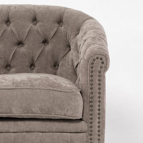 ライトグレーファブリックコンパクトチェスターフィールドラウンジ3シーターソファ　VINCENT